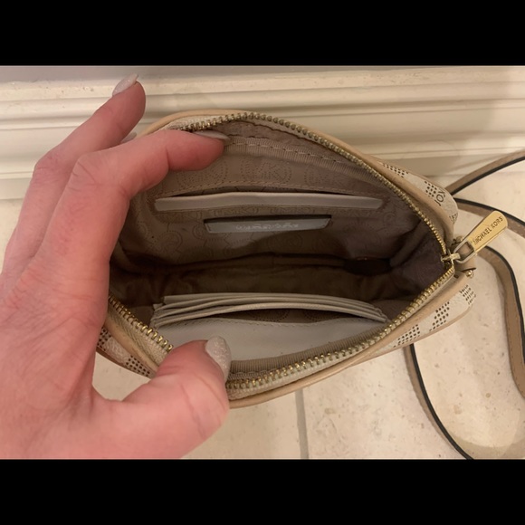 Michael Kors white purse - Picture 3 of 5